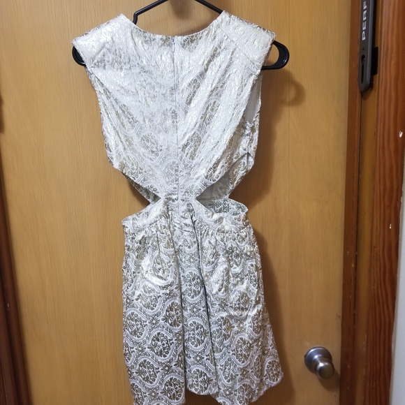 Side cut dress - Picture 2 of 6